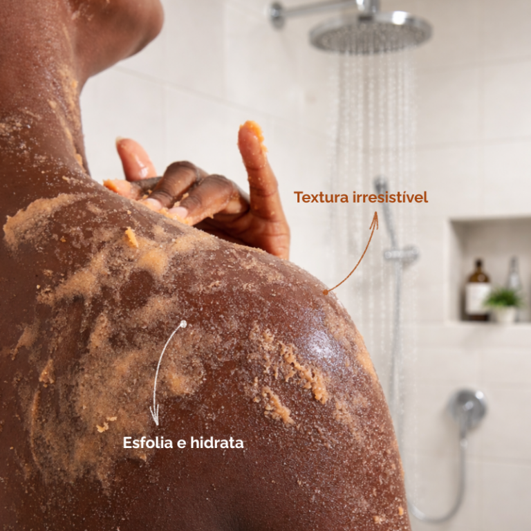 Esfoliante corporal sendo aplicado no banho
